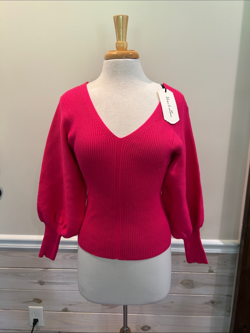 M124 NWT Vine & Love V-Neck Ribbed Sweater in Hot Pink Size Medium